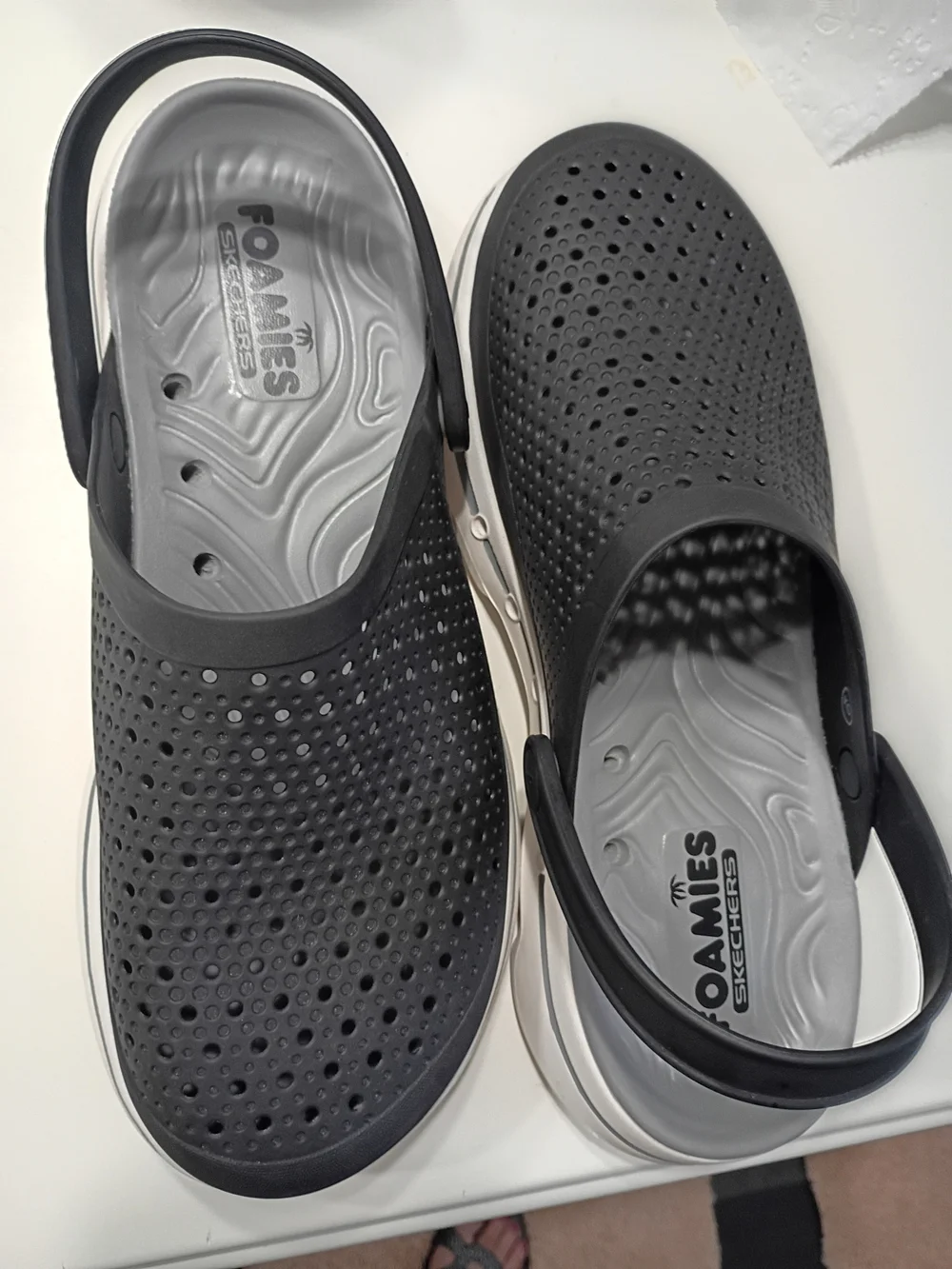 Women's Skechers Foamies Size 9